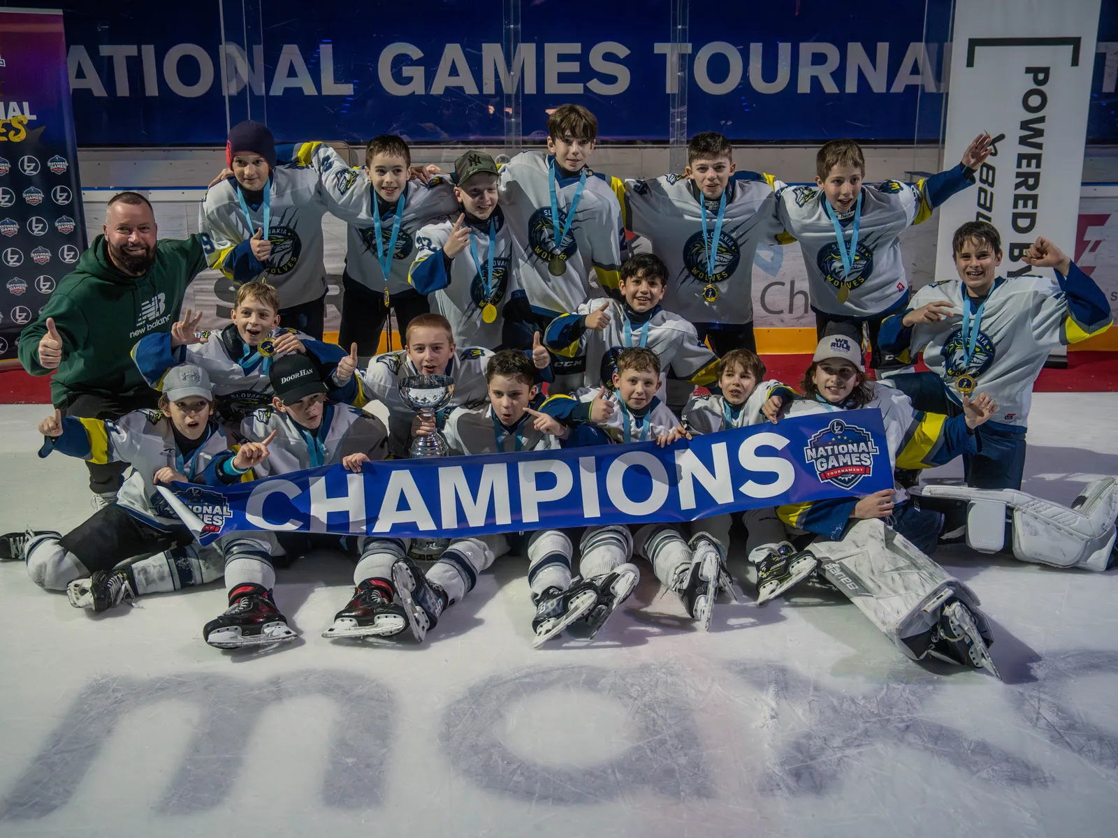 Vítězný tým s bannerem Champions
